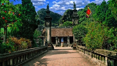 Hoa Lu – Tam Coc 1 day tour image 1