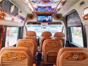 Hoang Phu Limousine: Hanoi to Halong Bay image 2