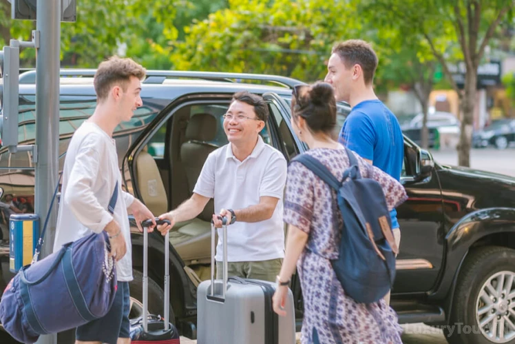 Tan Son Nhat Airport (SGN) to Ho Chi Minh City Private Car image 0