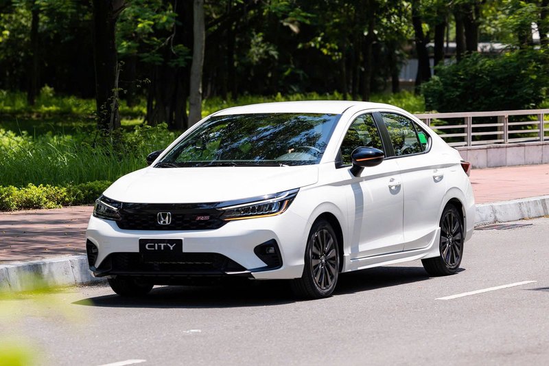 4-seat car – Car Charter in Halong Bay (half day or full day)